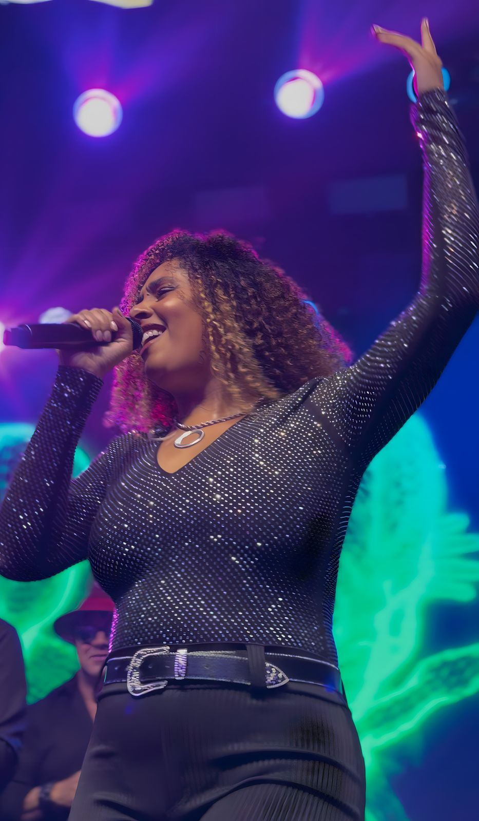 Cantora da The Flavours cantando sob luz azul