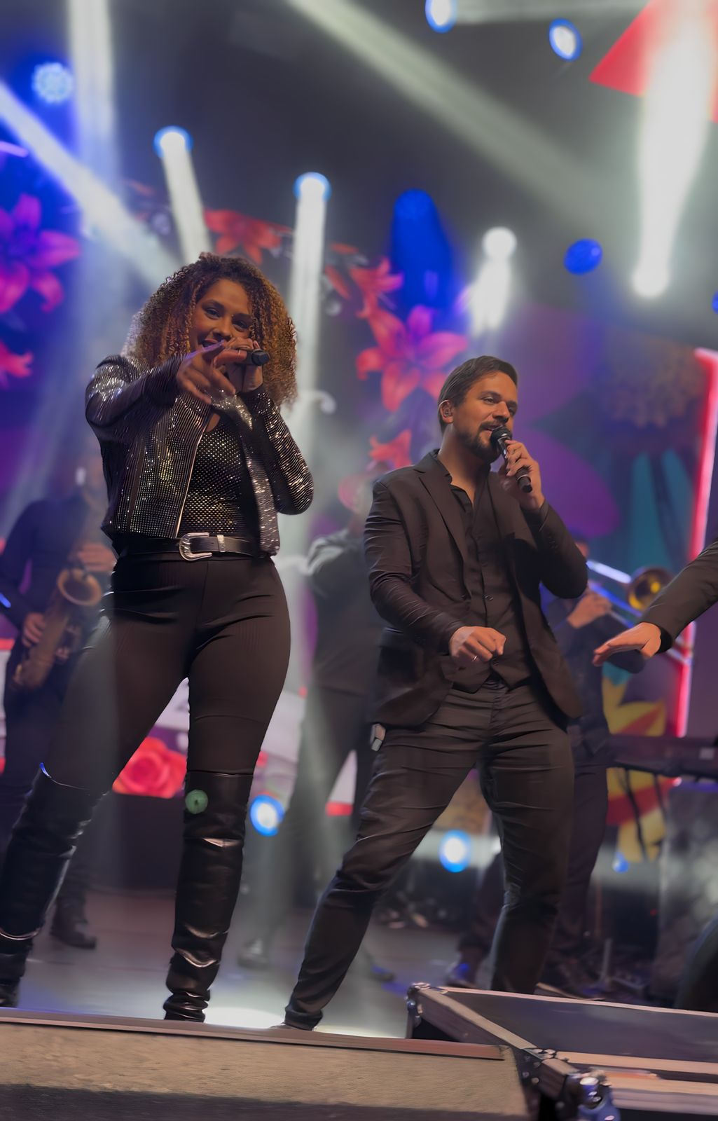 Dupla de vocalistas da The Flavours cantando juntos