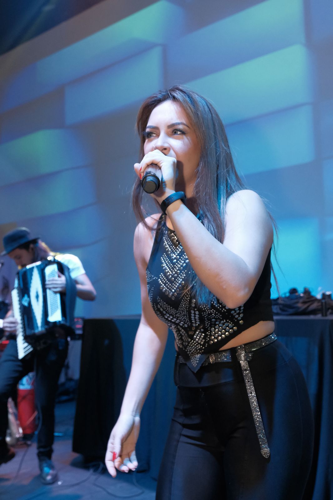 Cantora da The Flavours em performance no palco