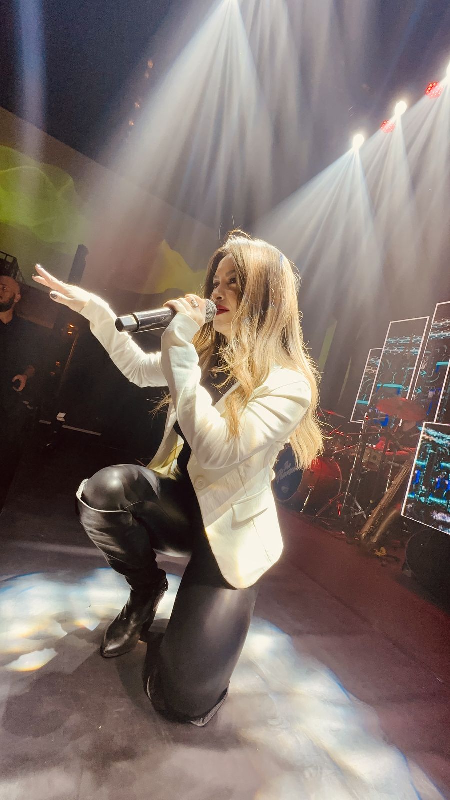 Cantora da The Flavours em momento romântico do show