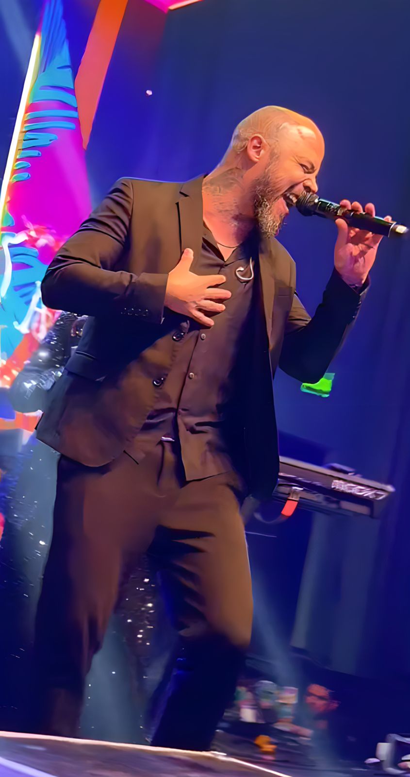 Cantor da The Flavours em momento intenso do show