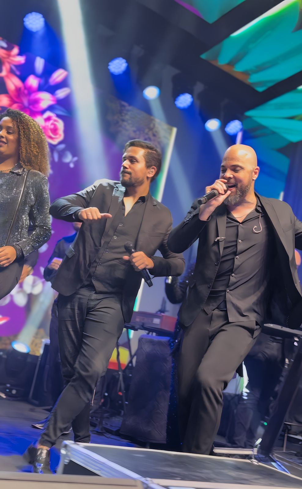 Cantores da The Flavours dividindo o palco