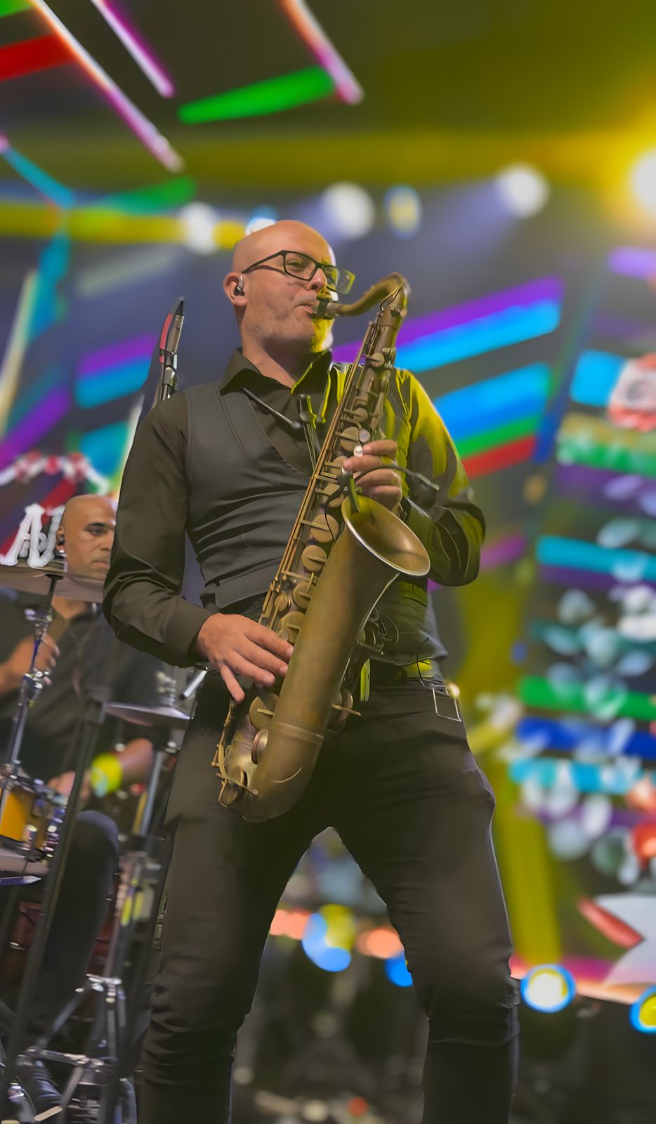 Saxofonista da The Flavours em solo durante o show