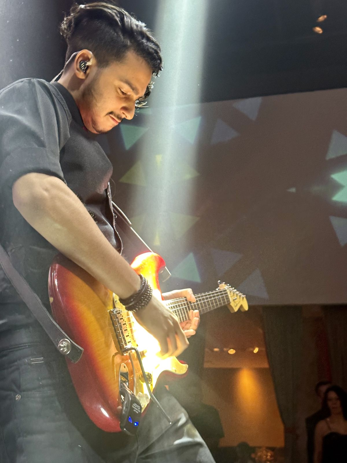 Guitarrista da The Flavours em solo de guitarra