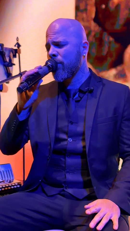 Vídeo: The Flavours tocando Is This Love ao vivo