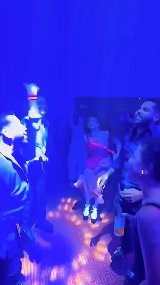 Vídeo: The Flavours tocando Papo Reto na pista de dança