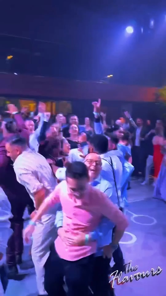 Vídeo: The Flavours tocando Praieiro com a pista lotada