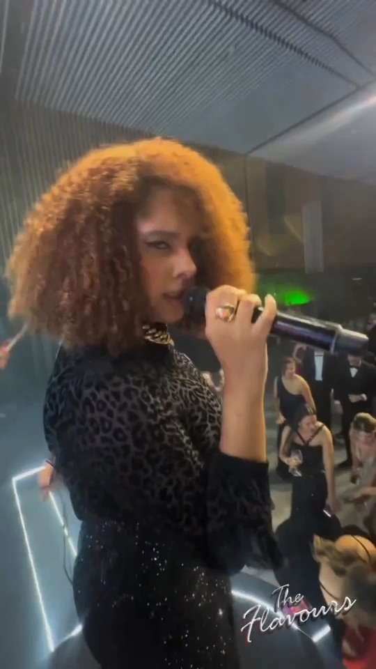 Vídeo: cantora da The Flavours em Tempo de Alegria